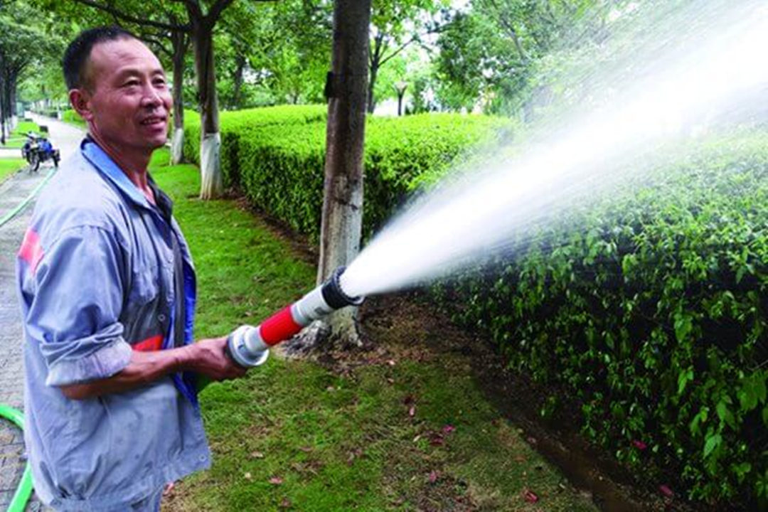 小區綠化養護澆水灌溉